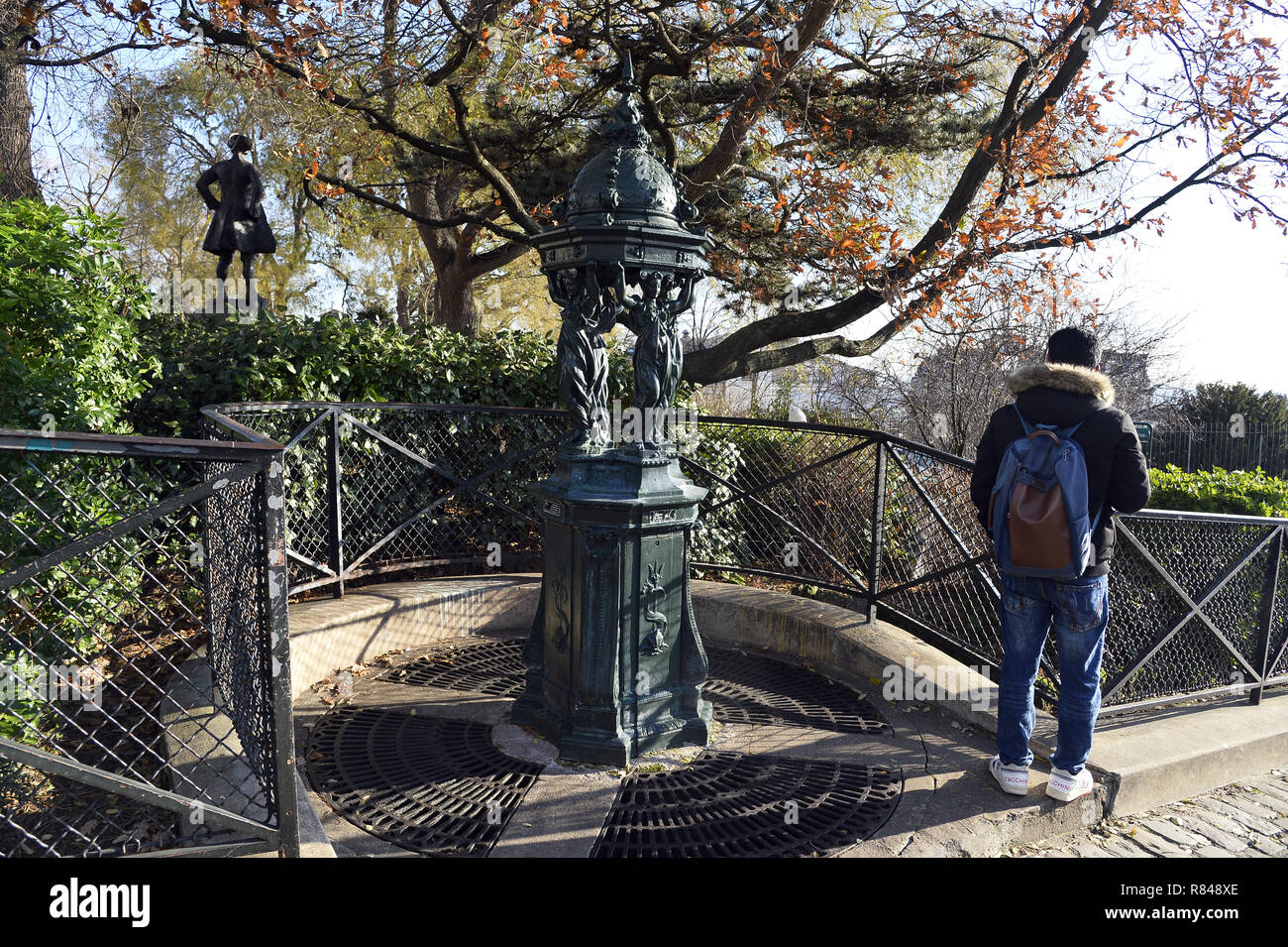 Une fontaine Wallace classique de couleur vert foncé située à Paris, présentant ses quatre figures de cariatides caractéristiques soutenant le dôme supérieur Banque D'Images