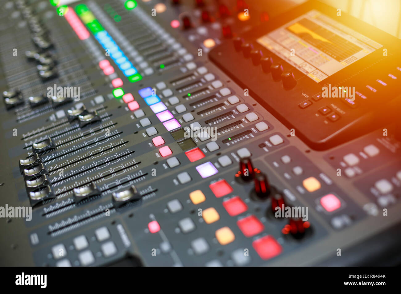 Son et mixage audio control panel avec des boutons et des curseurs. Des boutons de mixage audio conseil. Banque D'Images