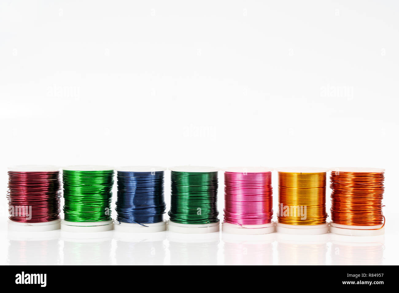 Quelques bobines de fil métallique de couleur Banque D'Images
