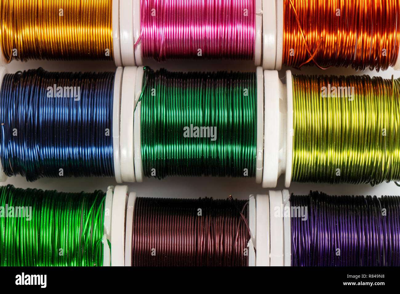 Quelques bobines de fil métallique de couleur Banque D'Images