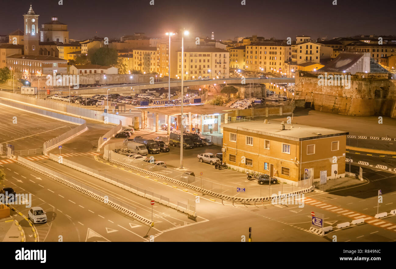 Belle Vue de nuit de la ville de Livourne lade un navire de croisière amarré au port de Livourne Banque D'Images