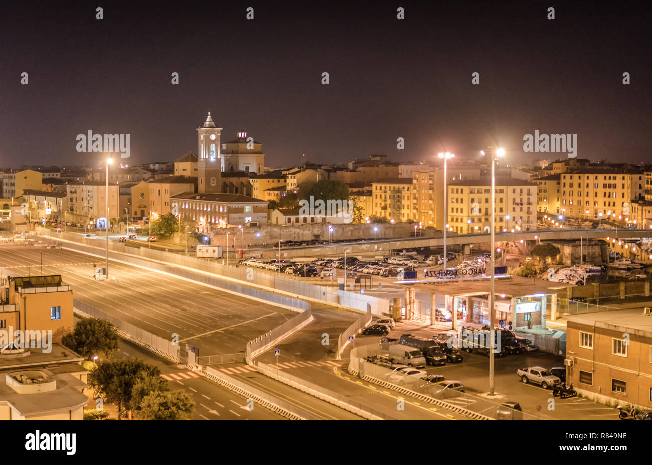Belle Vue de nuit de la ville de Livourne lade un navire de croisière amarré au port de Livourne Banque D'Images