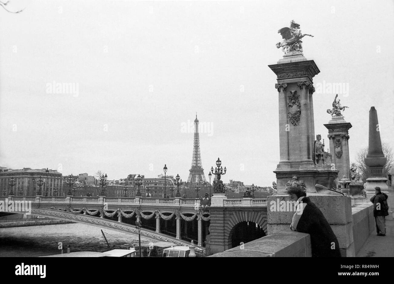 Pont Alexandre III (Pont Alexandre III), la Seine et la Tour Eiffel au loin, Paris, France. Version noir et blanc Banque D'Images