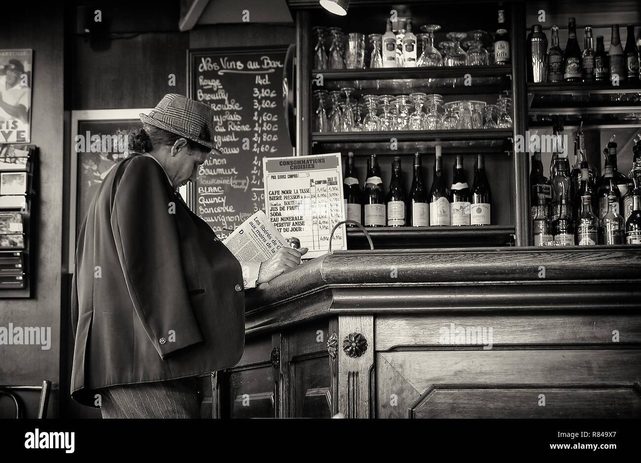 Le Mouffetard : au bar au 116, Rue Mouffetard, Quartier Latin, Paris,  France. Version noir et blanc Photo Stock - Alamy