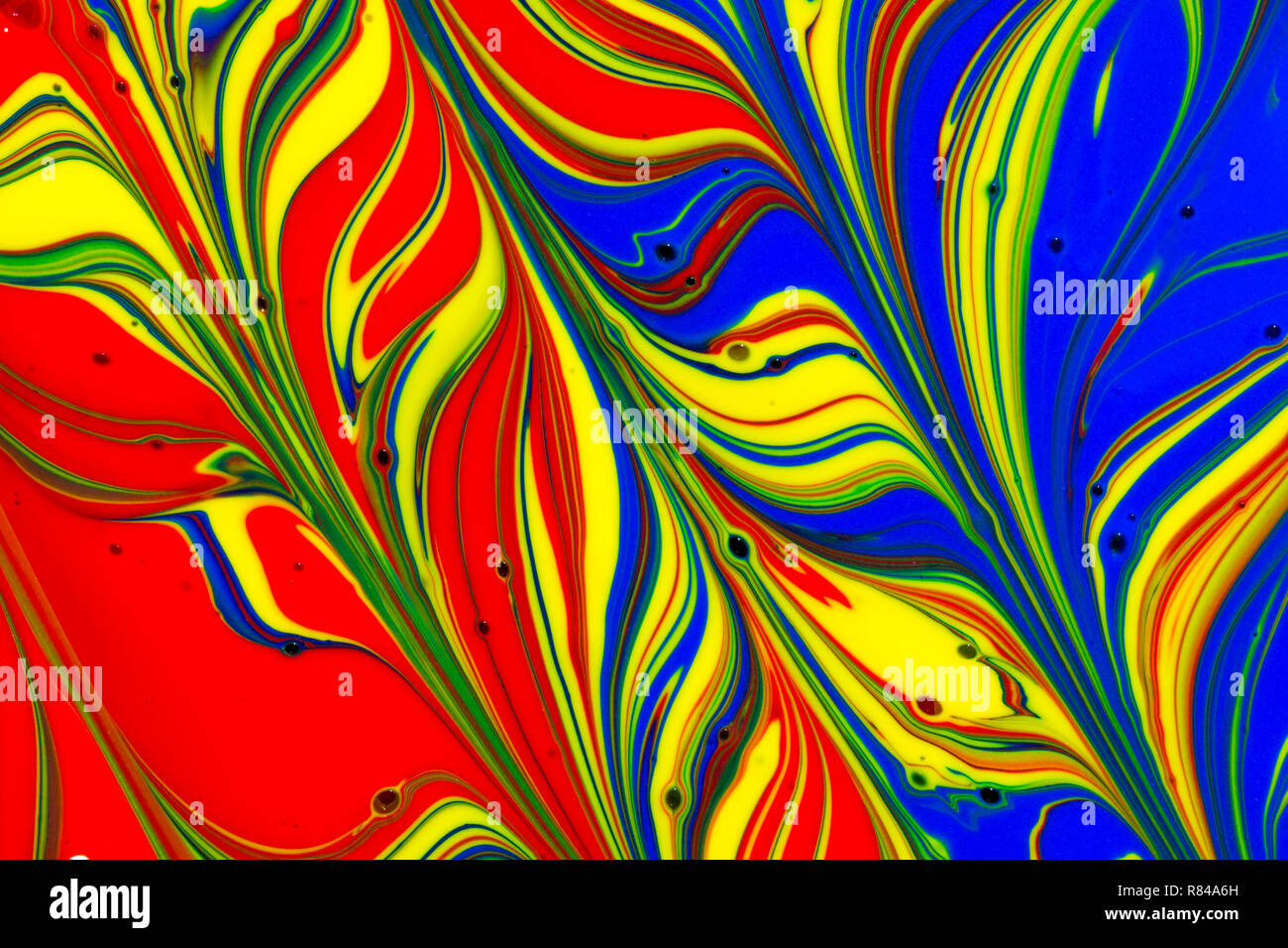 Résumé fond multicolore de rouge jaune vert et bleu de la peinture liquide swirls Banque D'Images