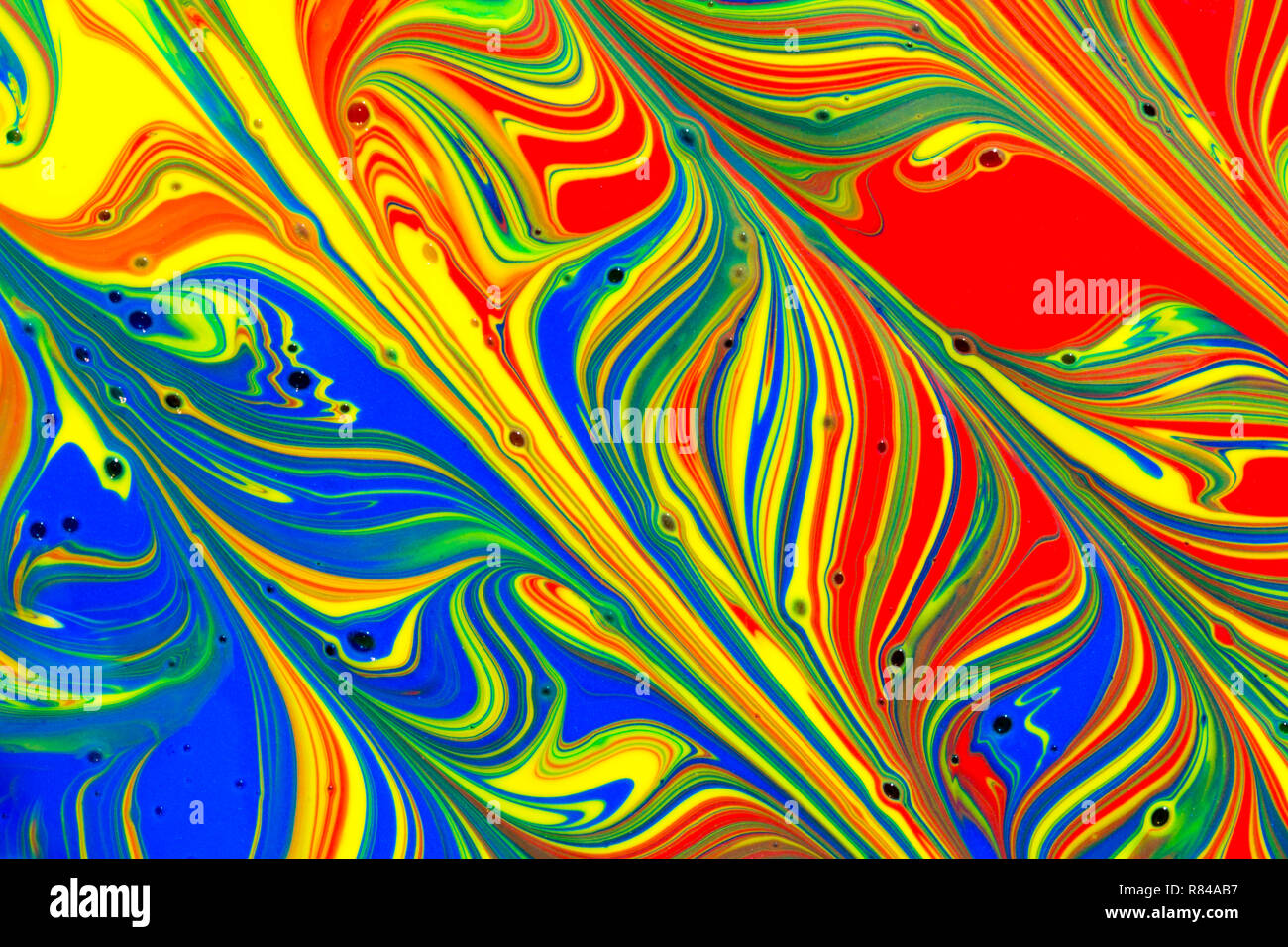 Résumé fond multicolore de rouge jaune vert et bleu de la peinture liquide  swirls Photo Stock - Alamy