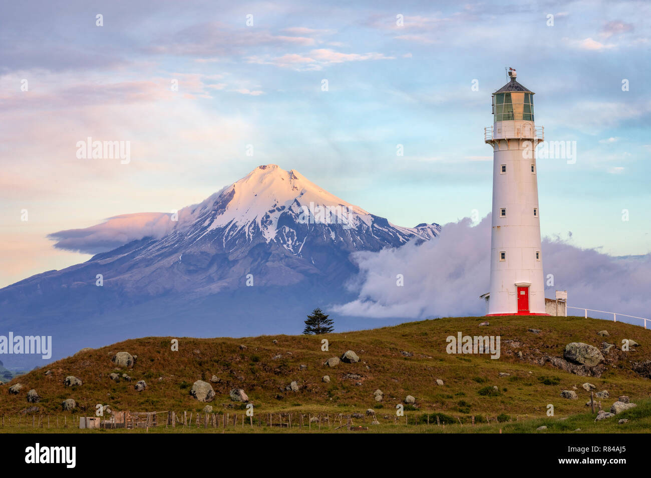 Le Mont Taranaki, phare de Cap Egmont, New Plymouth, île du Nord, Nouvelle-Zélande Banque D'Images