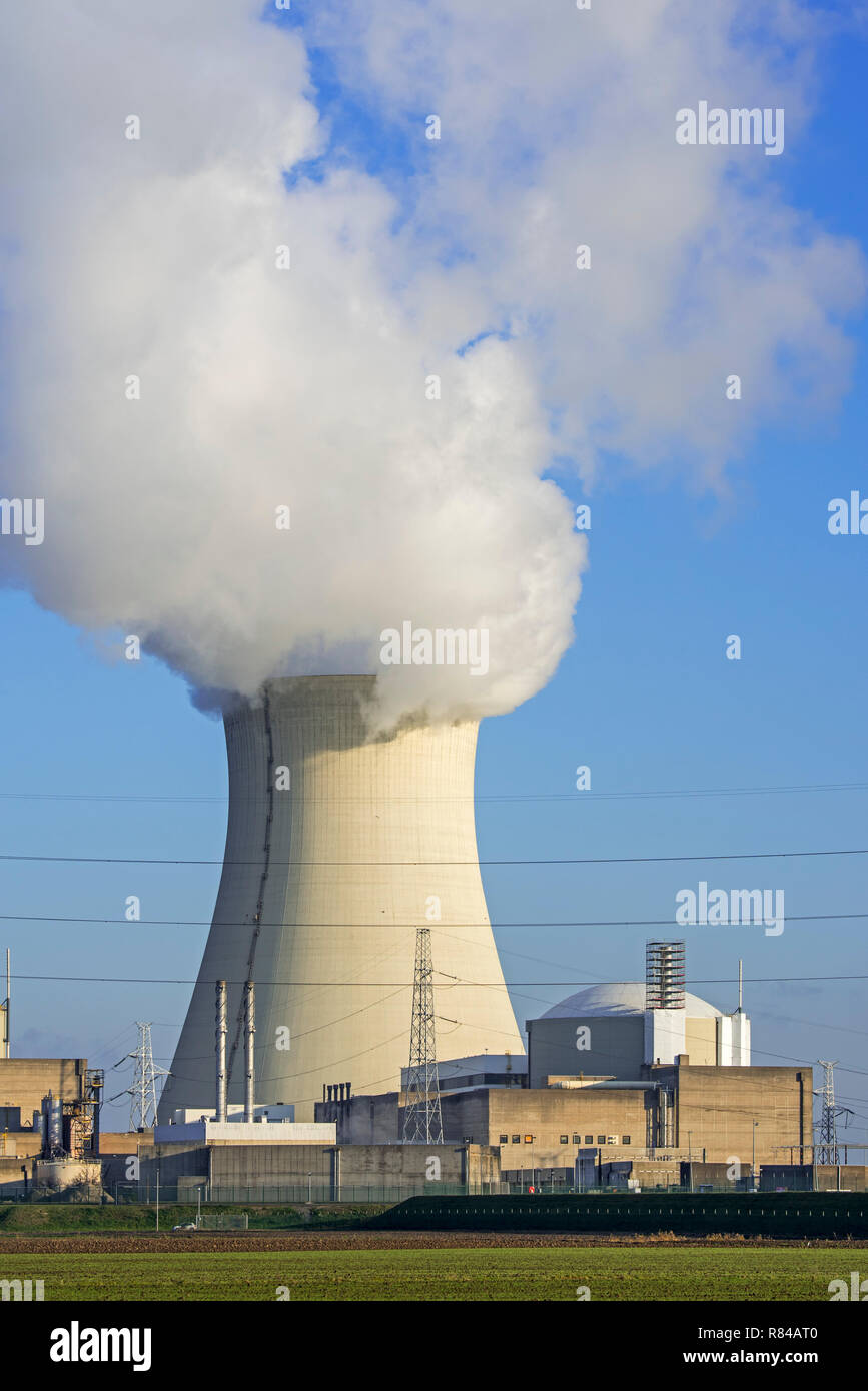 Tour de refroidissement de la centrale nucléaire de Doel / centrale nucléaire dans le port d'Anvers, Flandre orientale, Belgique Banque D'Images Tour de refroidissement de la centrale nucléaire de Doel / centrale nucléaire dans le port d'Anvers, Flandre orientale, Belgique Banque D'Images