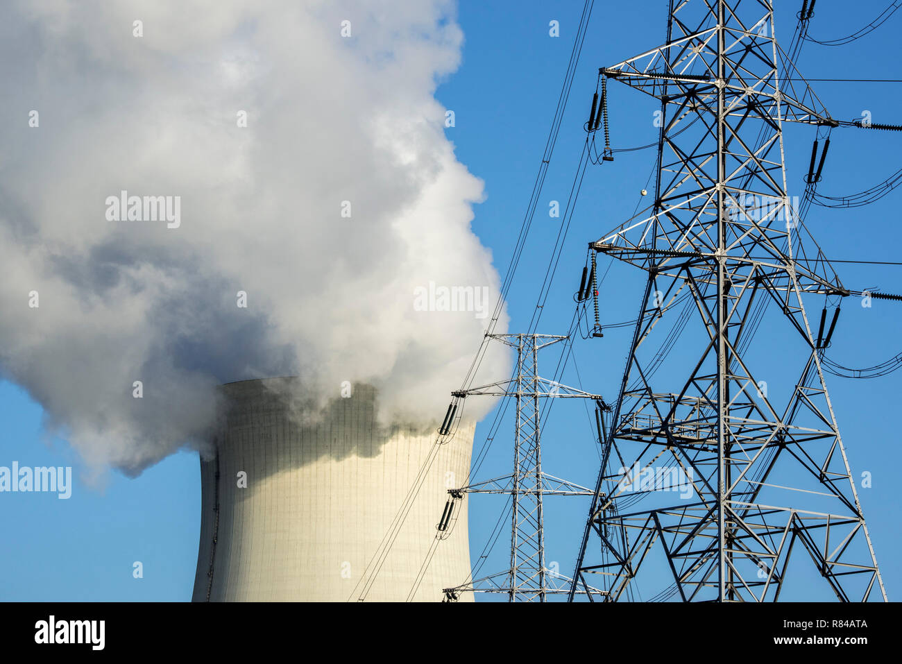 Pylône de l'électricité à haute tension / tour de transmission et de vapeur / présence de vapeur à partir de la tour de refroidissement de centrale nucléaire / nuclear power plant Banque D'Images
