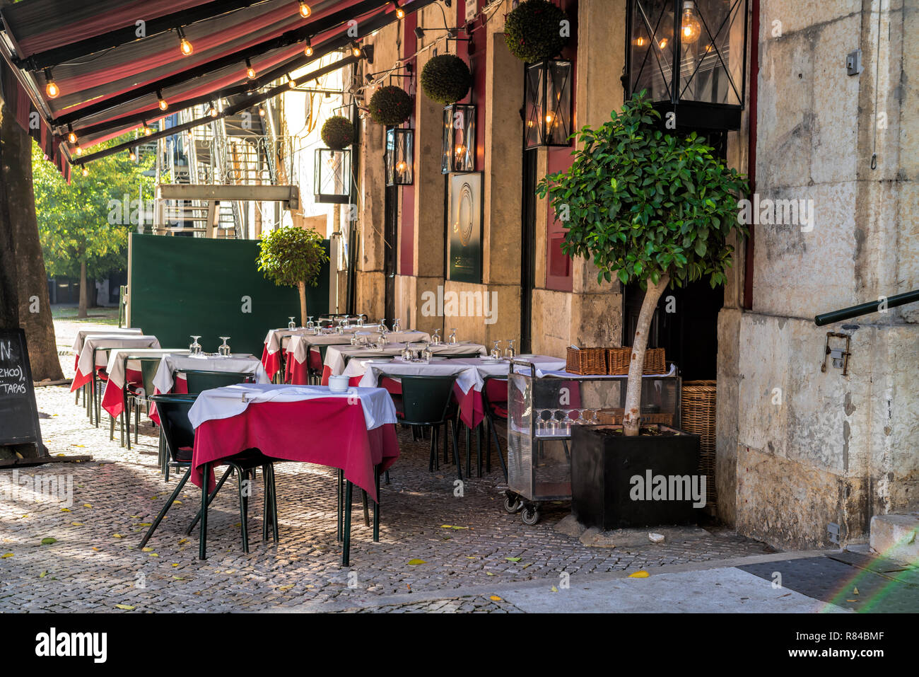 Restaurant de rue dans le centre-ville de Lisbonne Banque D'Images