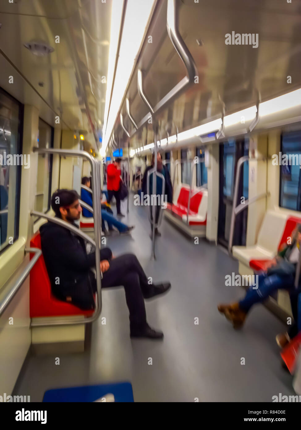 SANTIAGO, CHILI - 09 octobre, 2018 : Piscine vue de personnes non identifiées à l'intérieur du train électrique sur gare centrale de Santiago, Chili Banque D'Images