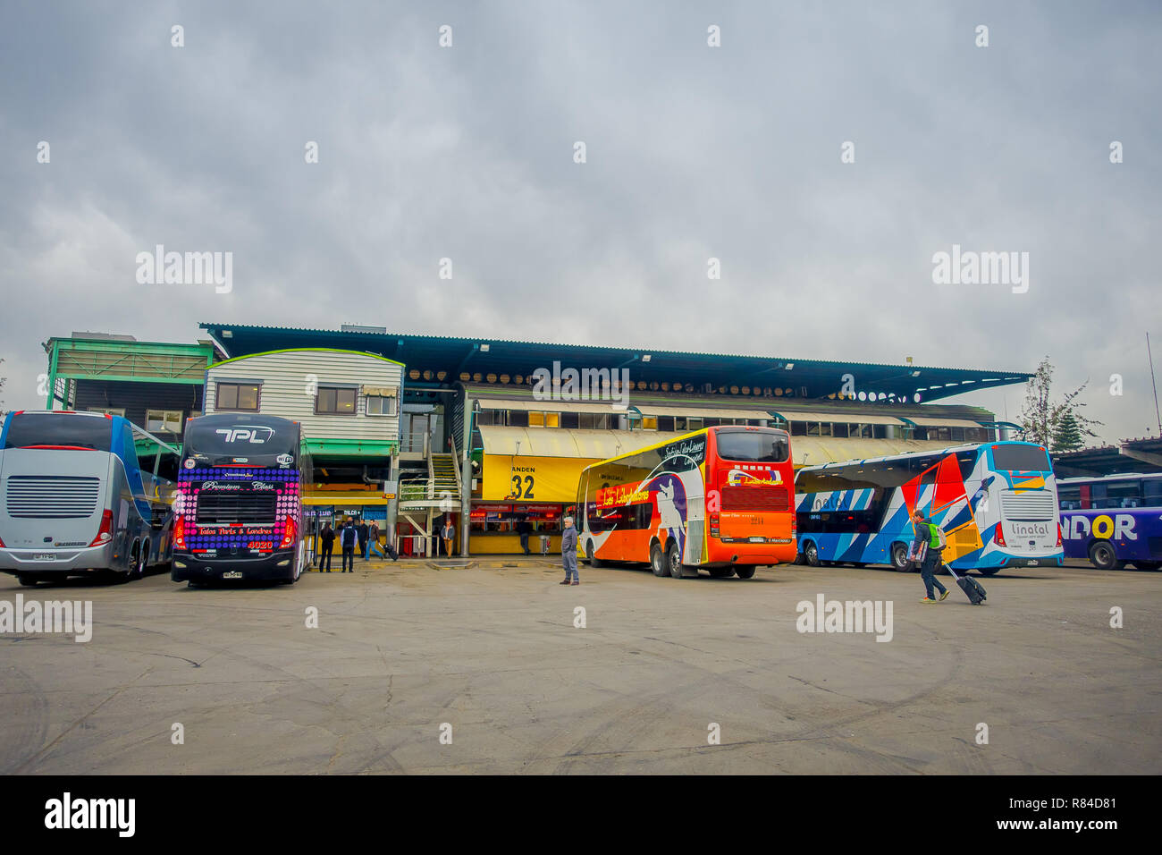 SANTIAGO, CHILI - 09 octobre, 2018 : vue extérieure de l'autobus stationnés dans une rangée à l'intérieur de l'aérogare sur les plates-formes à la station Alameda. C'est la larg Banque D'Images