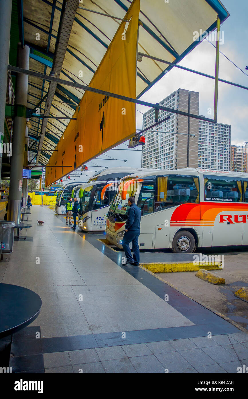 SANTIAGO, CHILI - 09 octobre, 2018 : vue extérieure de l'autobus stationnés dans une rangée à l'intérieur de l'aérogare sur les plates-formes à la station Alameda. C'est la plus grande et la gare routière principale de la ville Banque D'Images