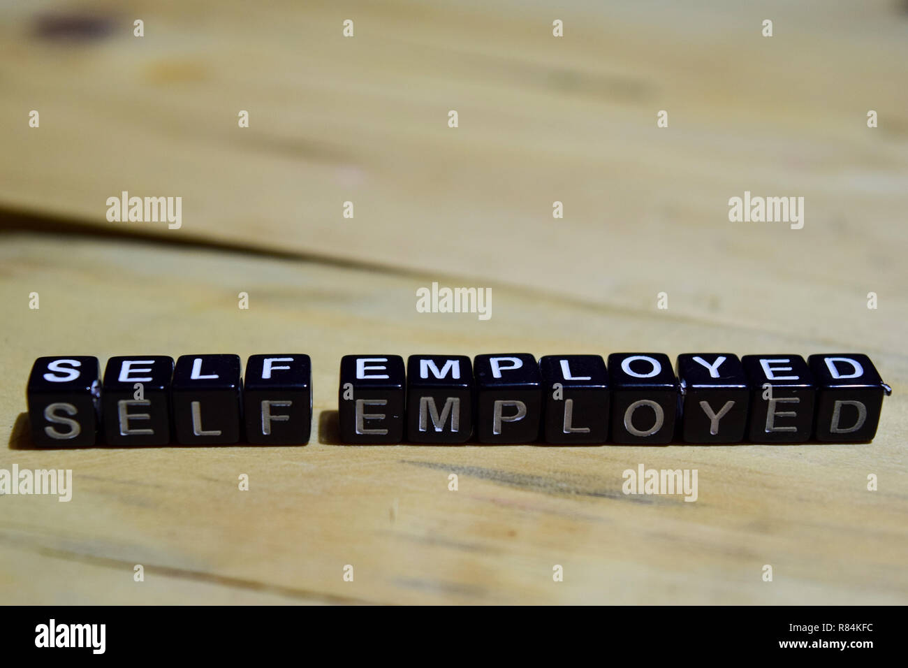 L'auto-portrait utilisé message écrit sur des blocs de bois. l'éducation et la motivation des concepts. L'image traitée sur fond de bois Banque D'Images