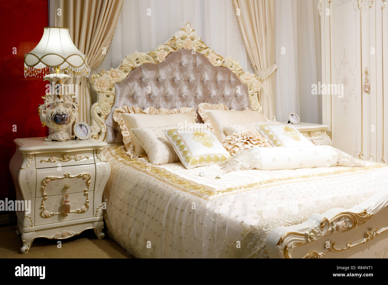 Chambre de luxe de style classique moderne dans des tons blanc et rose,  intérieur de chambre à coucher, meubles de salon avec un motif ornament  Photo Stock - Alamy