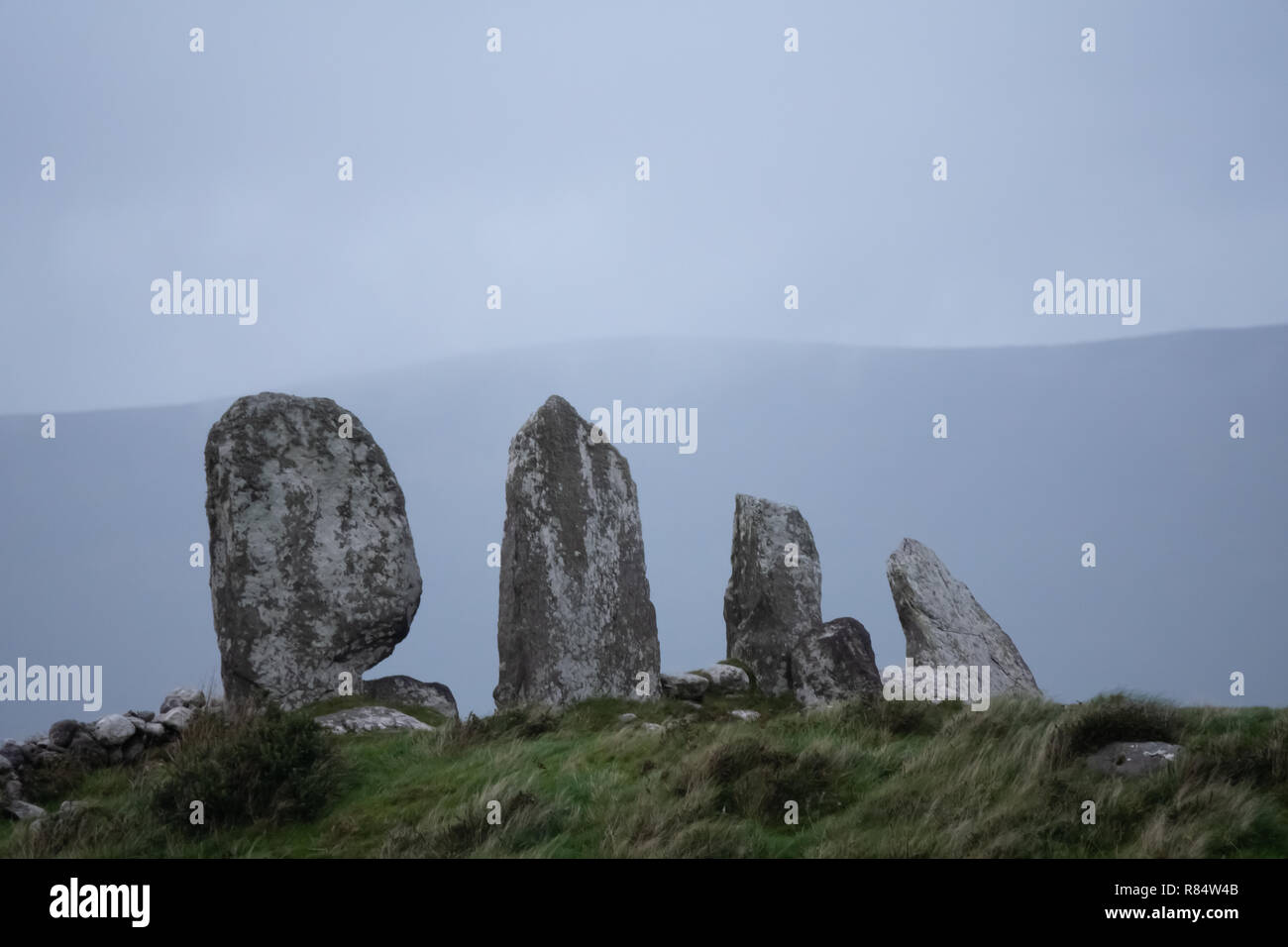 Standing Stone Row Waterville sur l'anneau de Kerry. Un magnifique 1900 BC tombe mégalithique de quatre pierres. Le comté de Kerry, Irlande Banque D'Images