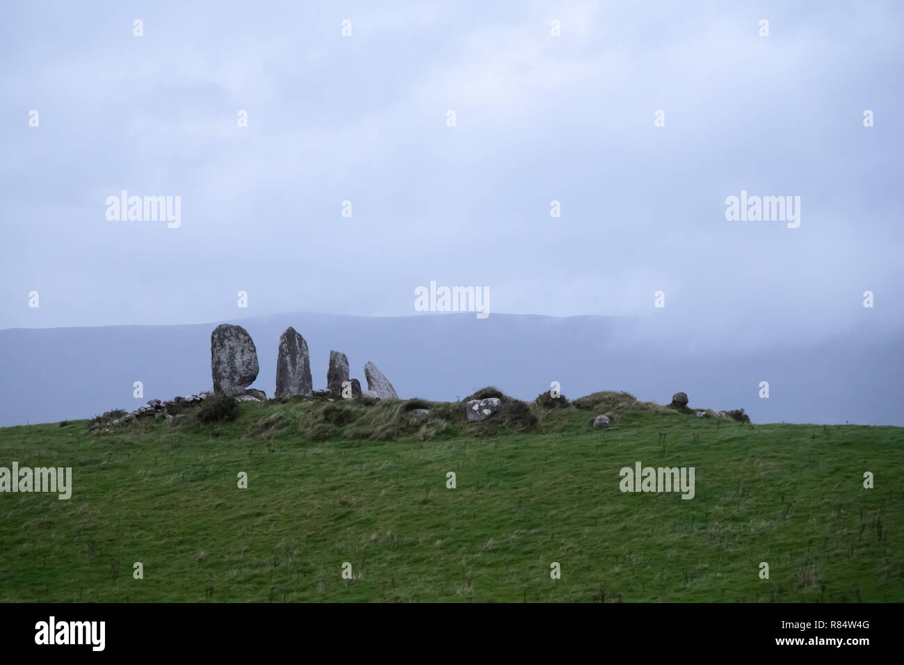 Standing Stone Row Waterville sur l'anneau de Kerry. Un magnifique 1900 BC tombe mégalithique de quatre pierres. Le comté de Kerry, Irlande Banque D'Images