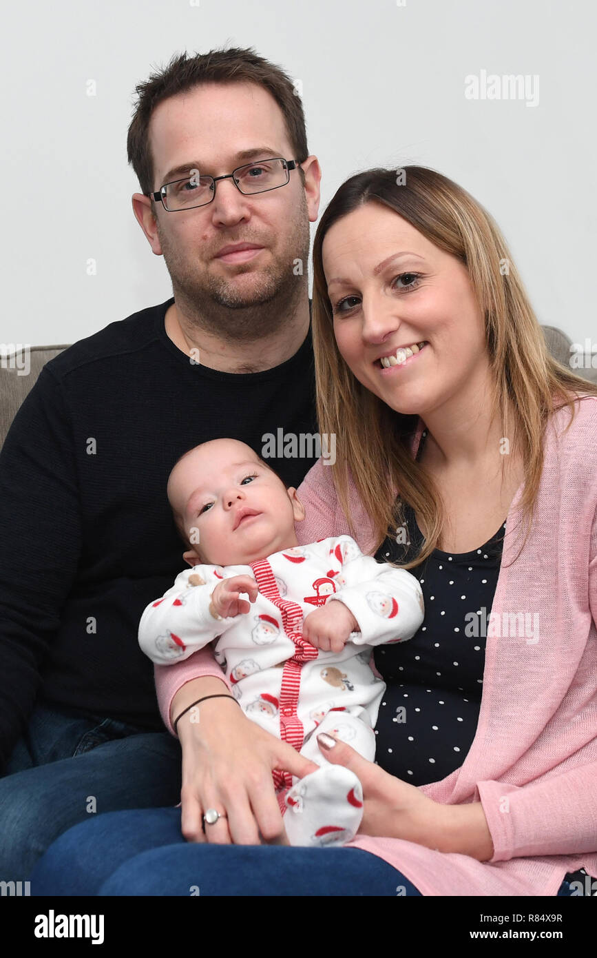 Emily et James mari Chris James avec leurs deux mois Harvey à leur maison dans la région de Cambourne, Cambridgeshire. Banque D'Images