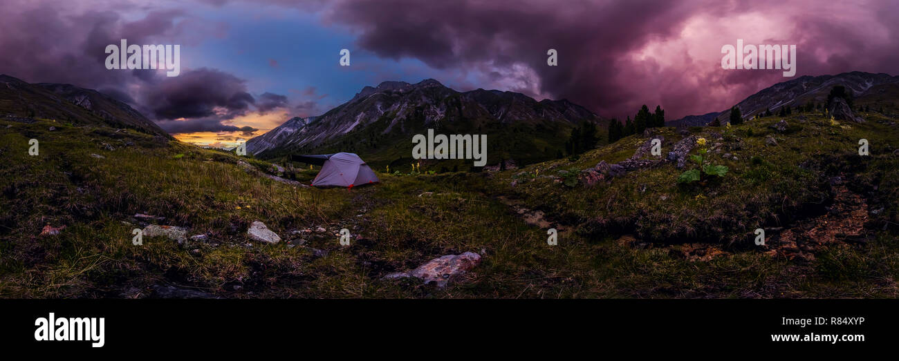 Tente dans les montagnes sur fond de nuages pourpres au coucher du soleil. Panorama Cylindrique 360 Banque D'Images