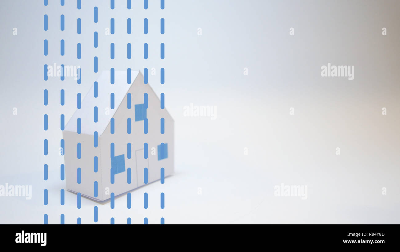 La main d'un assureur protège un paper house de catastrophes naturelles Banque D'Images