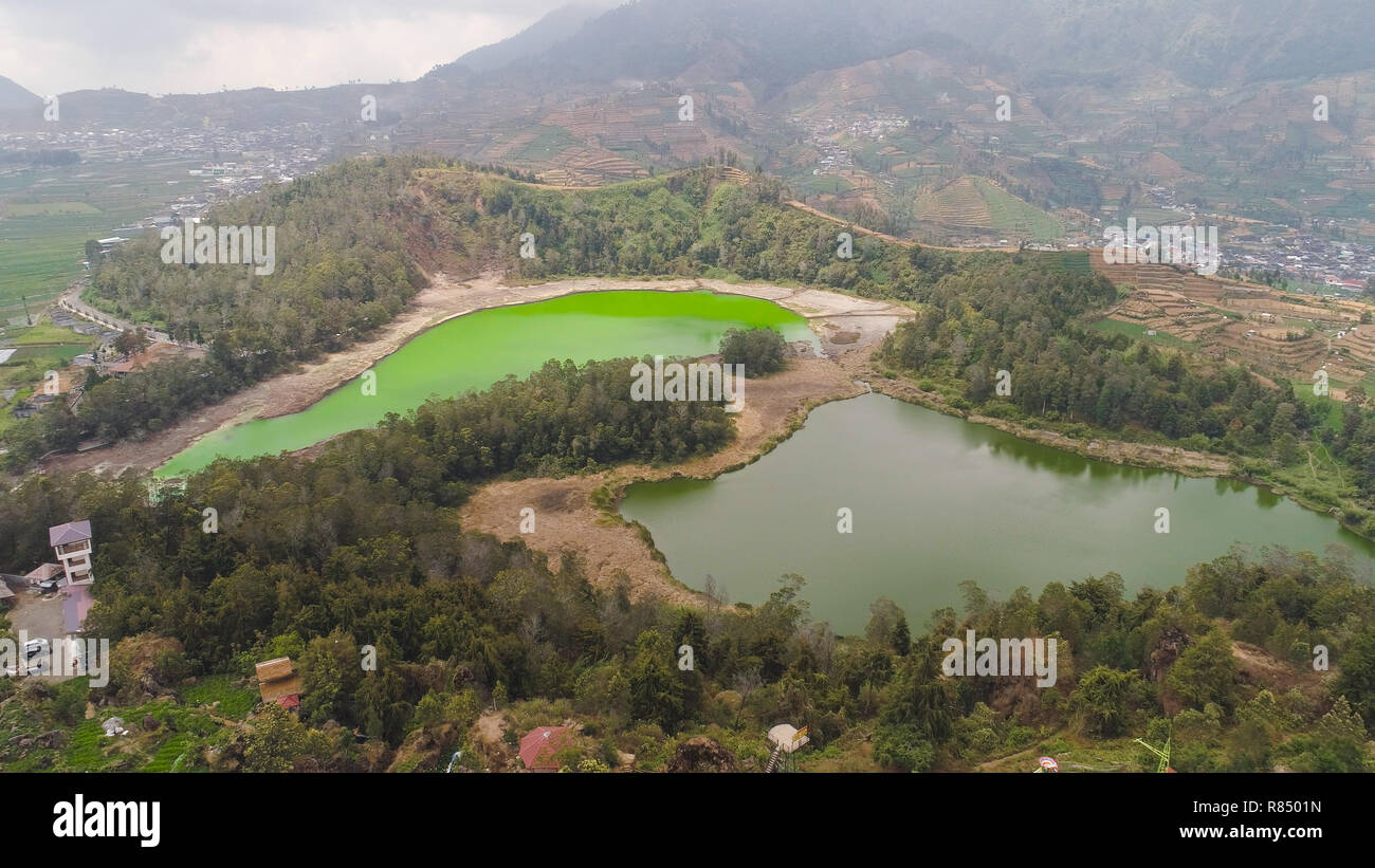 Soufre volcanique telaga warna dans le lac dieng plateau, java Indonésie. paysage tropical de montagne lac avec de l'eau vert entre les montagnes. Ce lac est l'un des piliers les destinations touristiques dans Regency Wonosobo Banque D'Images