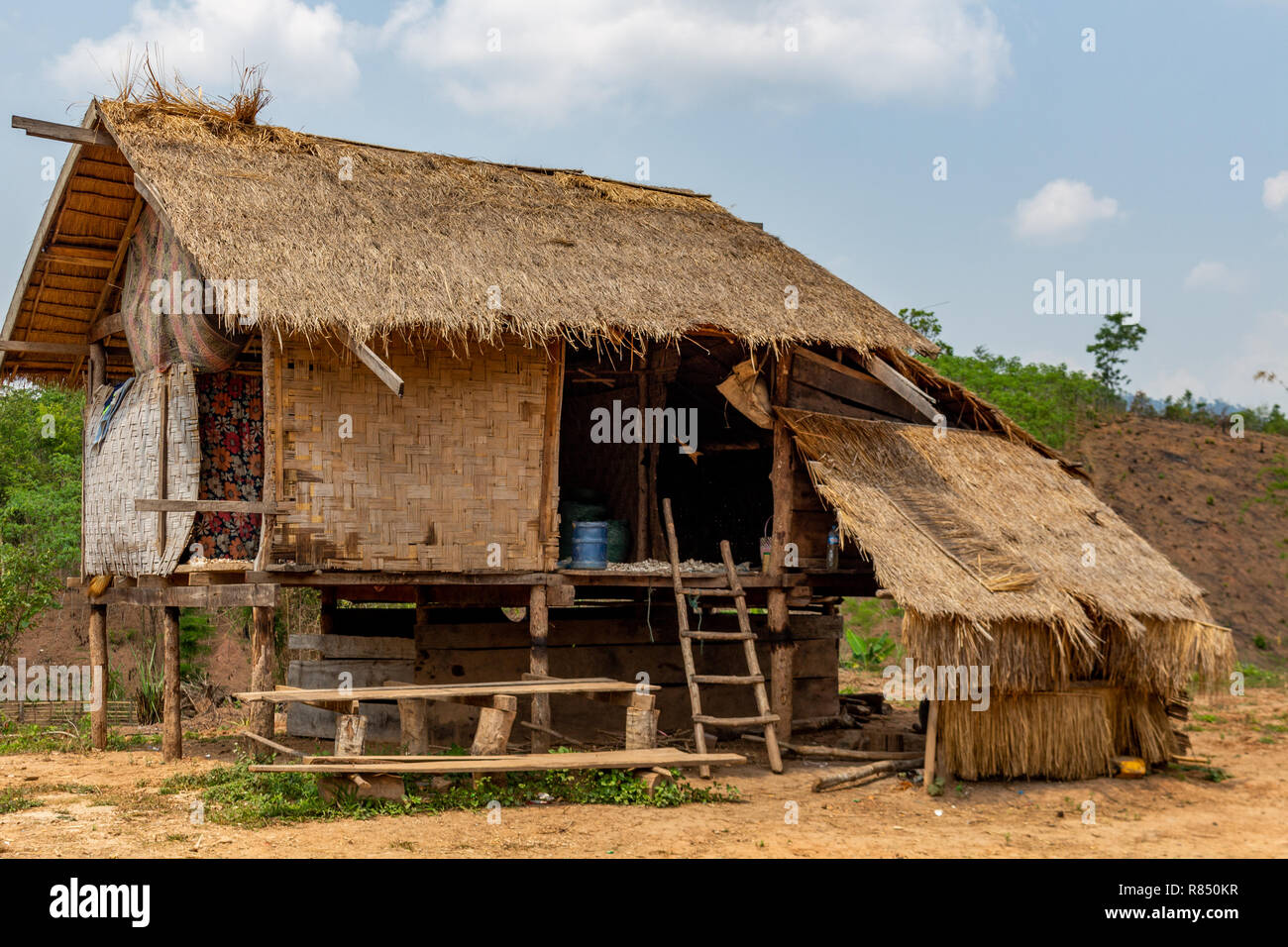 Thakhek, Laos - 20 Avril 2018 : Bamboo House dans une région rurale isolée entourée d'espaces verts au Laos Banque D'Images