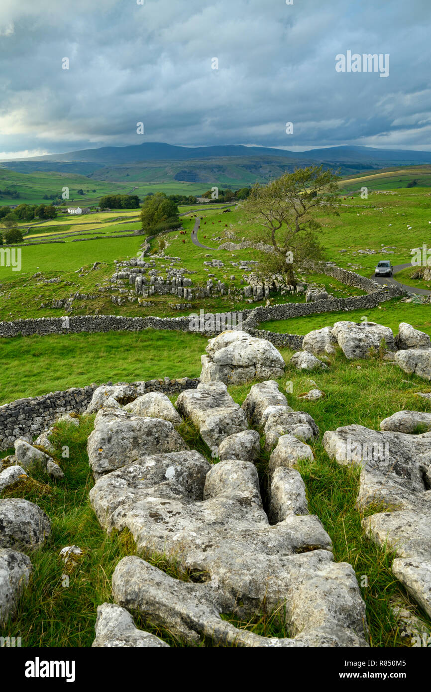 Vue panoramique sur lapiez & hautes terres vallonnées de campagne Pierres Winskill, au-dessus de Giggleswick & Stainforth, Yorkshire, Angleterre, Royaume-Uni. Banque D'Images