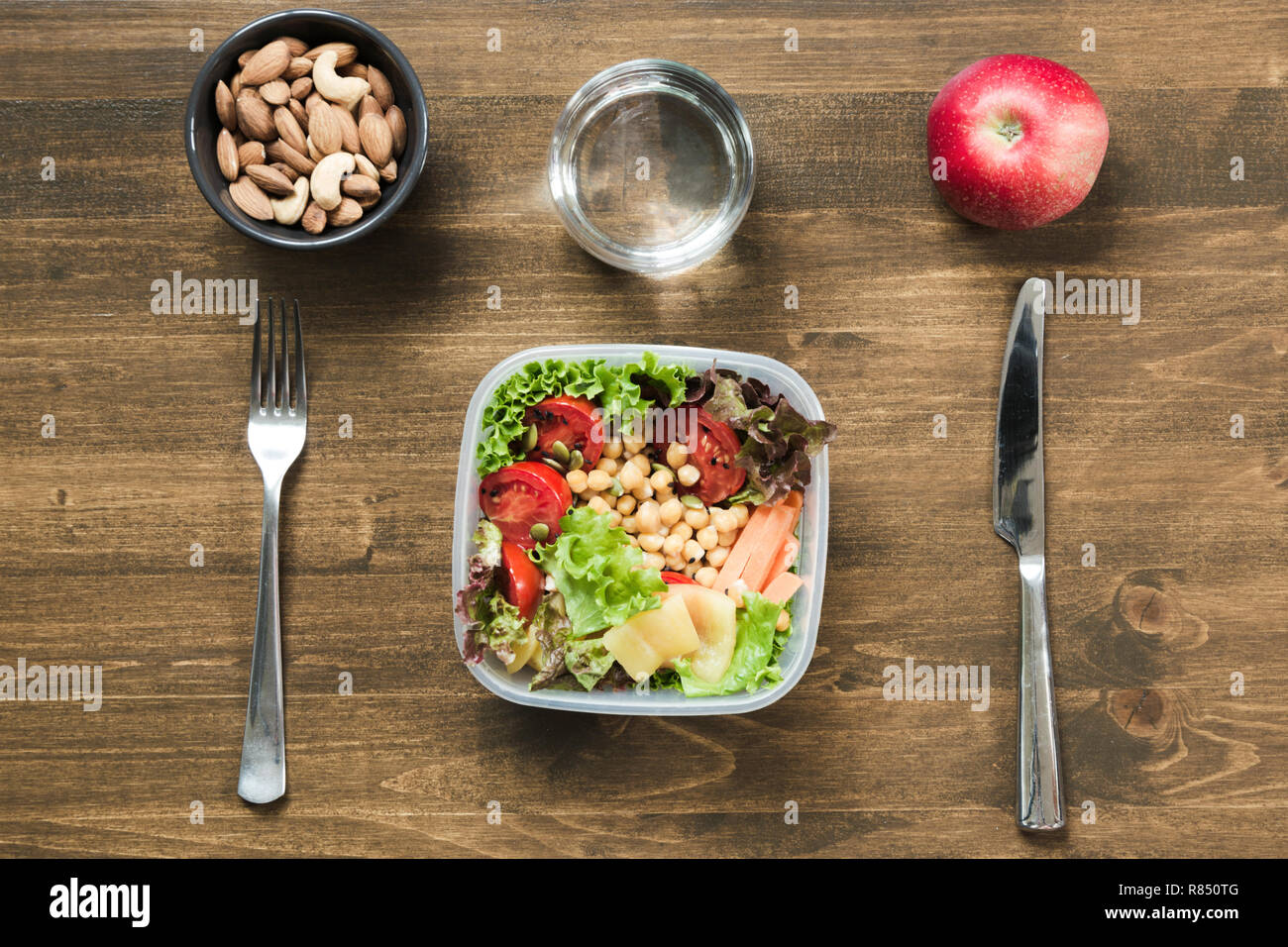 Salade de légumes pour le déjeuner au bureau conteneur sur table en bois. La nutrition santé Concept. Boîte à lunch. Banque D'Images