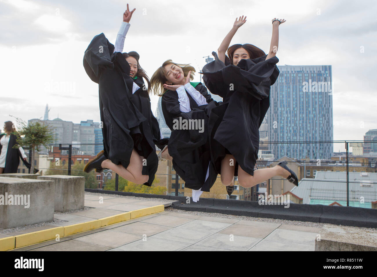 Étudiants internationaux célébrant l'obtention du diplôme Banque D'Images