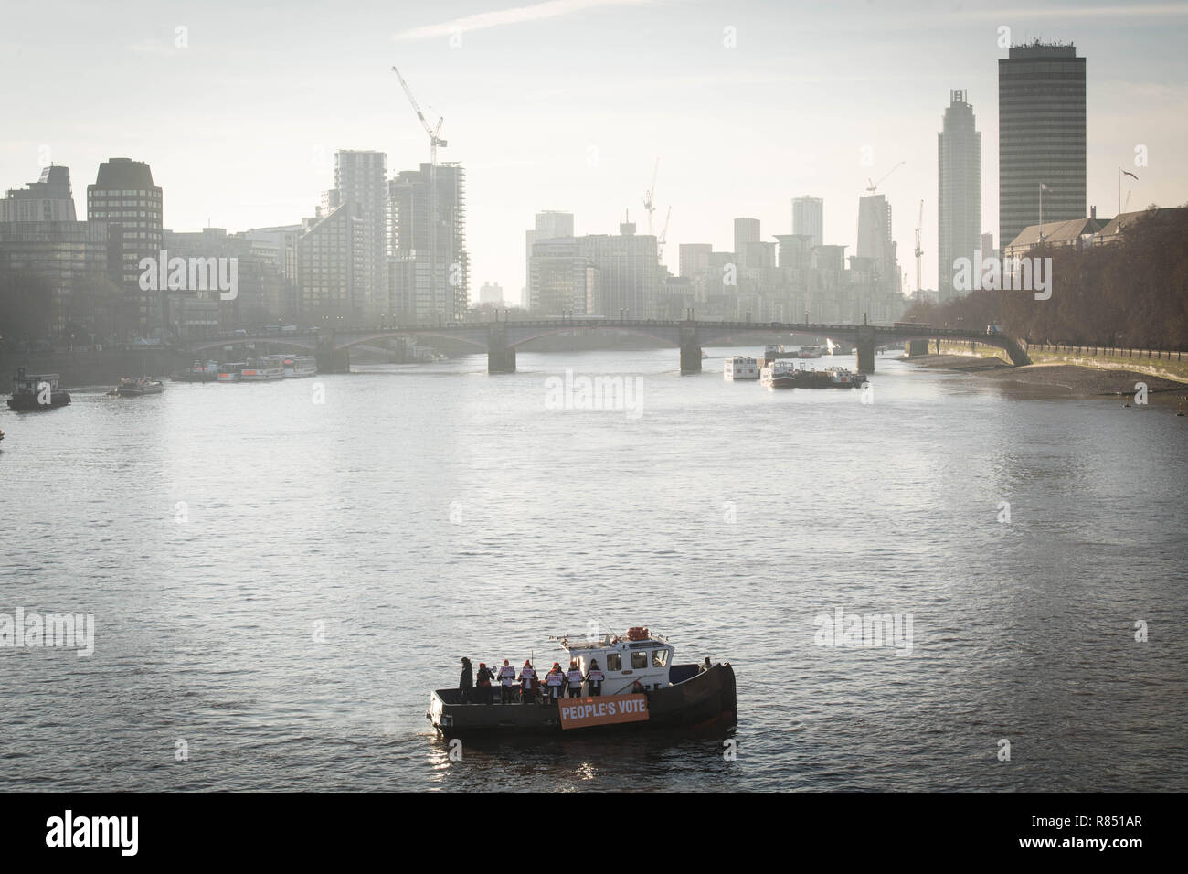 Notre avenir, notre choix humains contenir jusqu'plaques lors d'un photocall sur la Tamise près de parlement de Londres, pour 'bateau' du peuple demande d'un second référendum. Banque D'Images