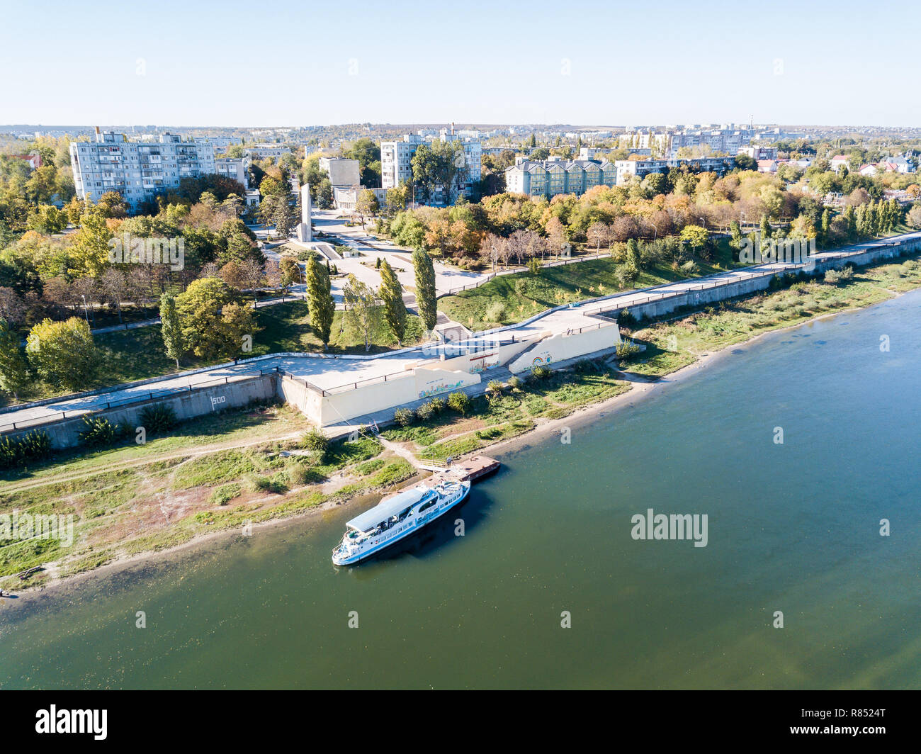 Vue aérienne de paisible centre-ville de Bendery (Bender), embarquement du Dniestr avec un bateau de plaisance, en Transnistrie (Moldova) non reconnu Banque D'Images