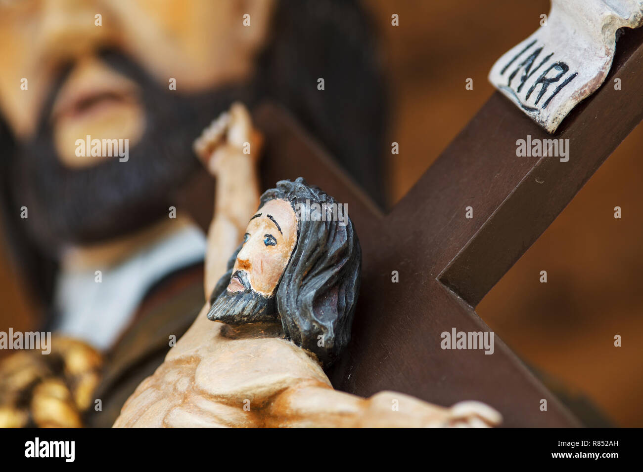 Jésus Christ sur la croix ancienne sculpture en bois Banque D'Images