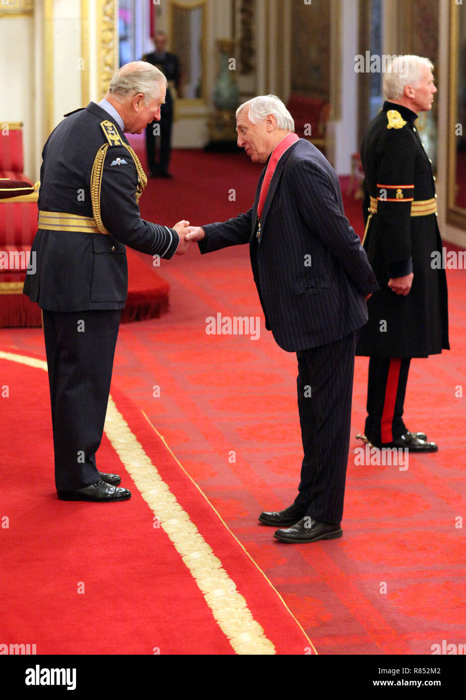 Peter Greenaway (à droite) est faite d'un CBE (Commandeur de l'ordre de l'Empire britannique) par le Prince de Galles (à gauche) au Palais de Buckingham. Banque D'Images