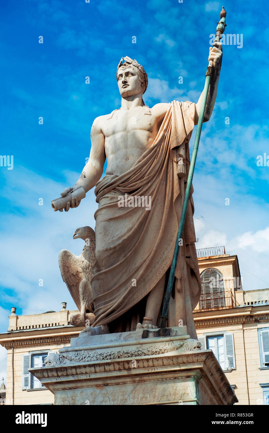 Une vue de la Place place Saint-Nicolas à Bastia, Corse, France, soulignant l'ancienne statue de Napoléon Bonaparte comme un empereur romain, sculptés sur Banque D'Images