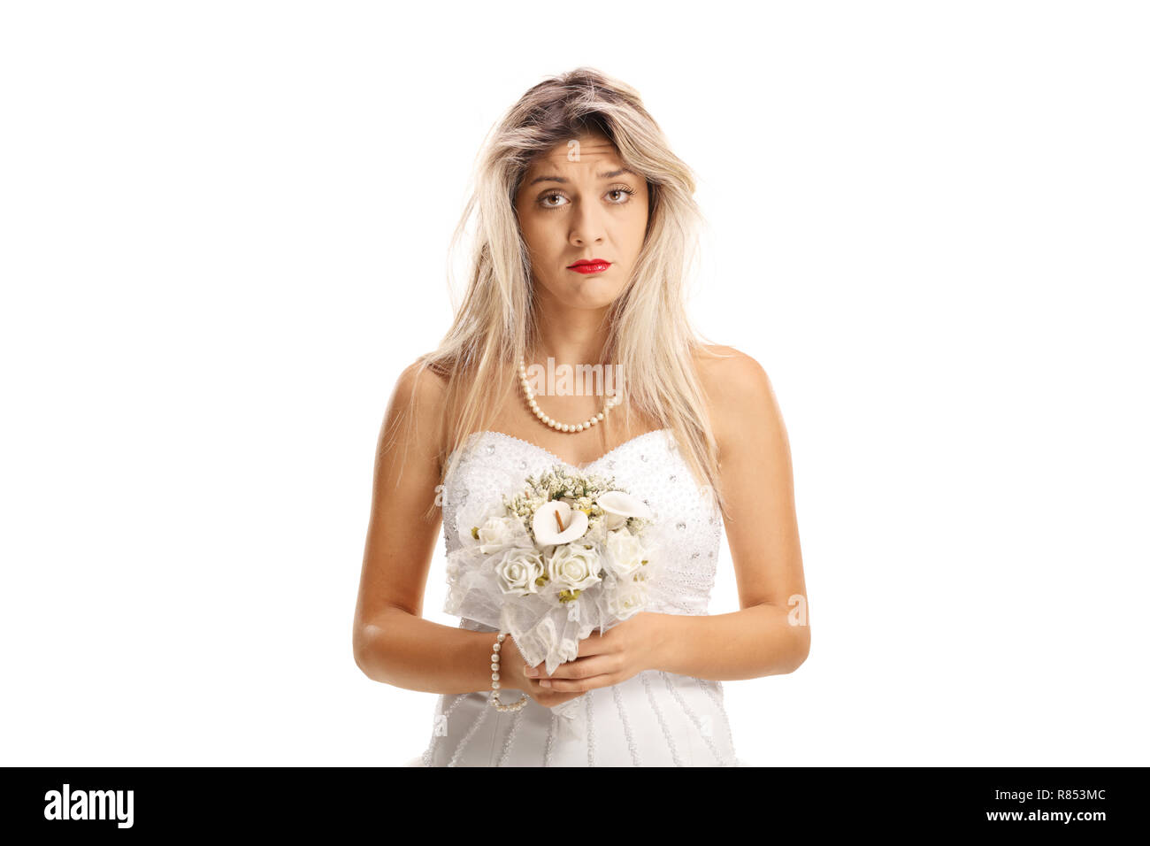 Triste mariée avec un désordre cheveux isolé sur fond blanc Banque D'Images