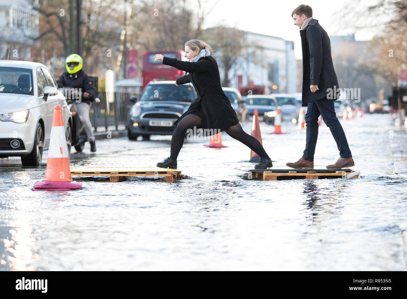 Les membres du public tentent de traverser la Hagley Road à Birmingham après une rafale d'eau a inondé le centre ville principal itinéraire. Banque D'Images