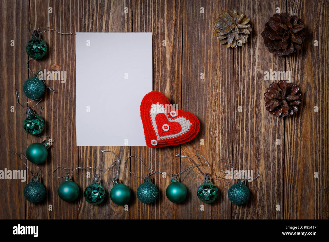 Décorations de noël ornement - des boules de Noël, pomme et coeur sur fond de bois. Copyspace. Banque D'Images