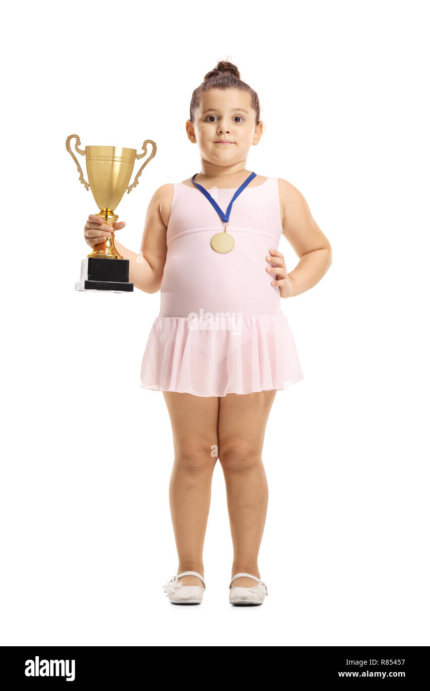 Portrait d'une petite ballerine girl holding a cup trophée d'or et une médaille isolé sur fond blanc Banque D'Images