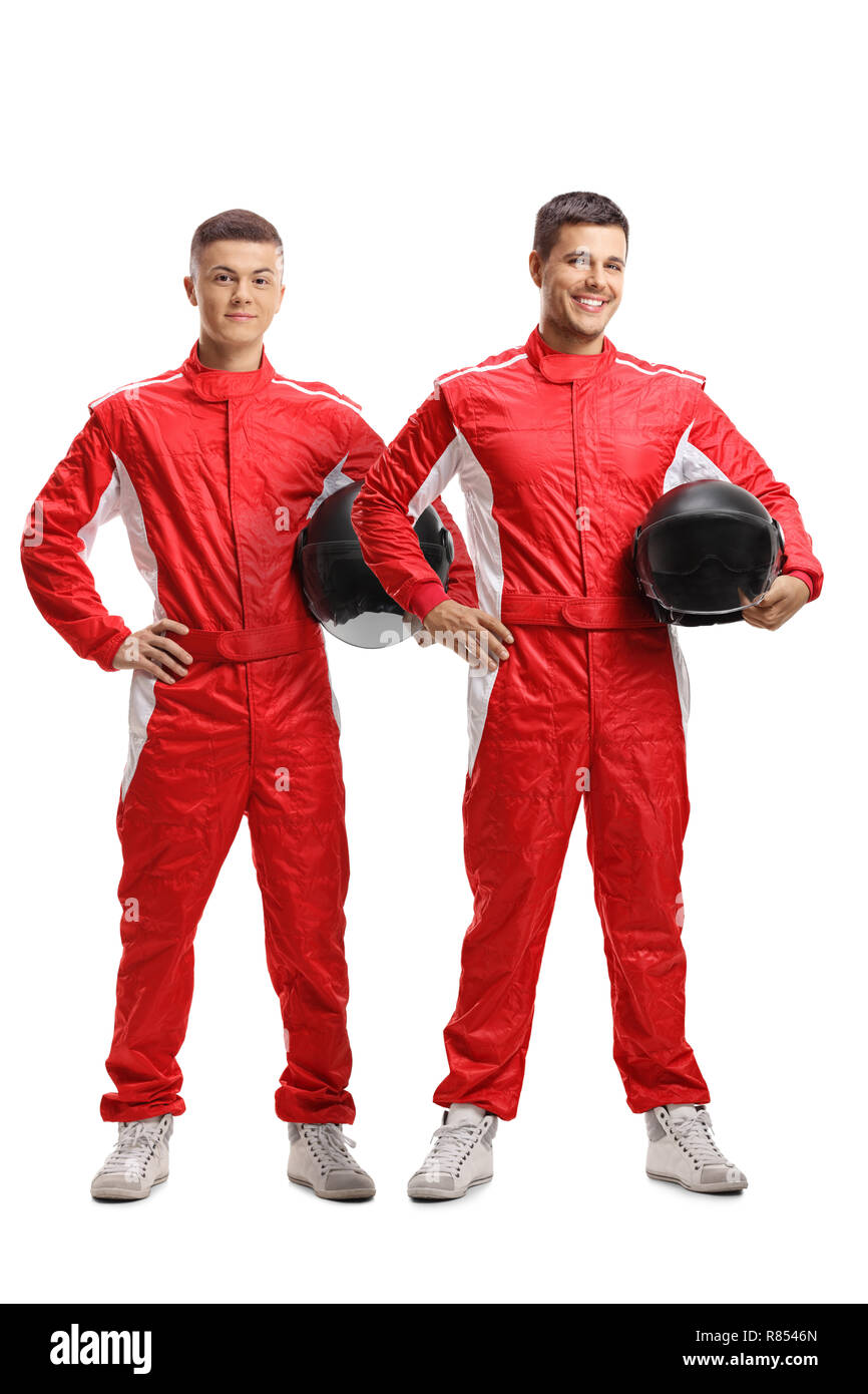 Portrait de deux jeunes coureurs debout et tenant un casque isolé sur fond blanc Banque D'Images