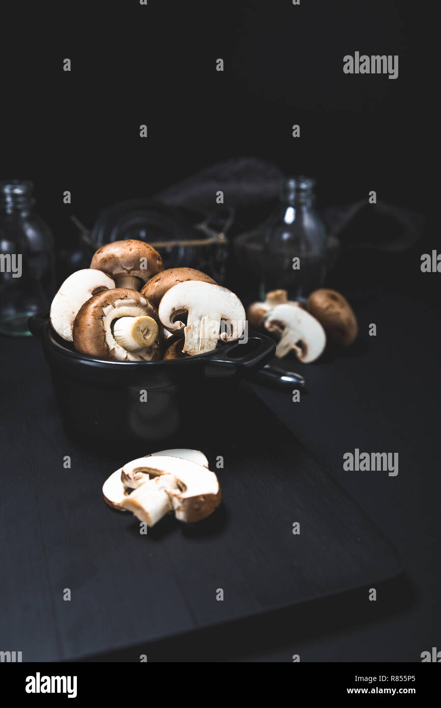 Champignon sur le sombre tableau moody Banque D'Images