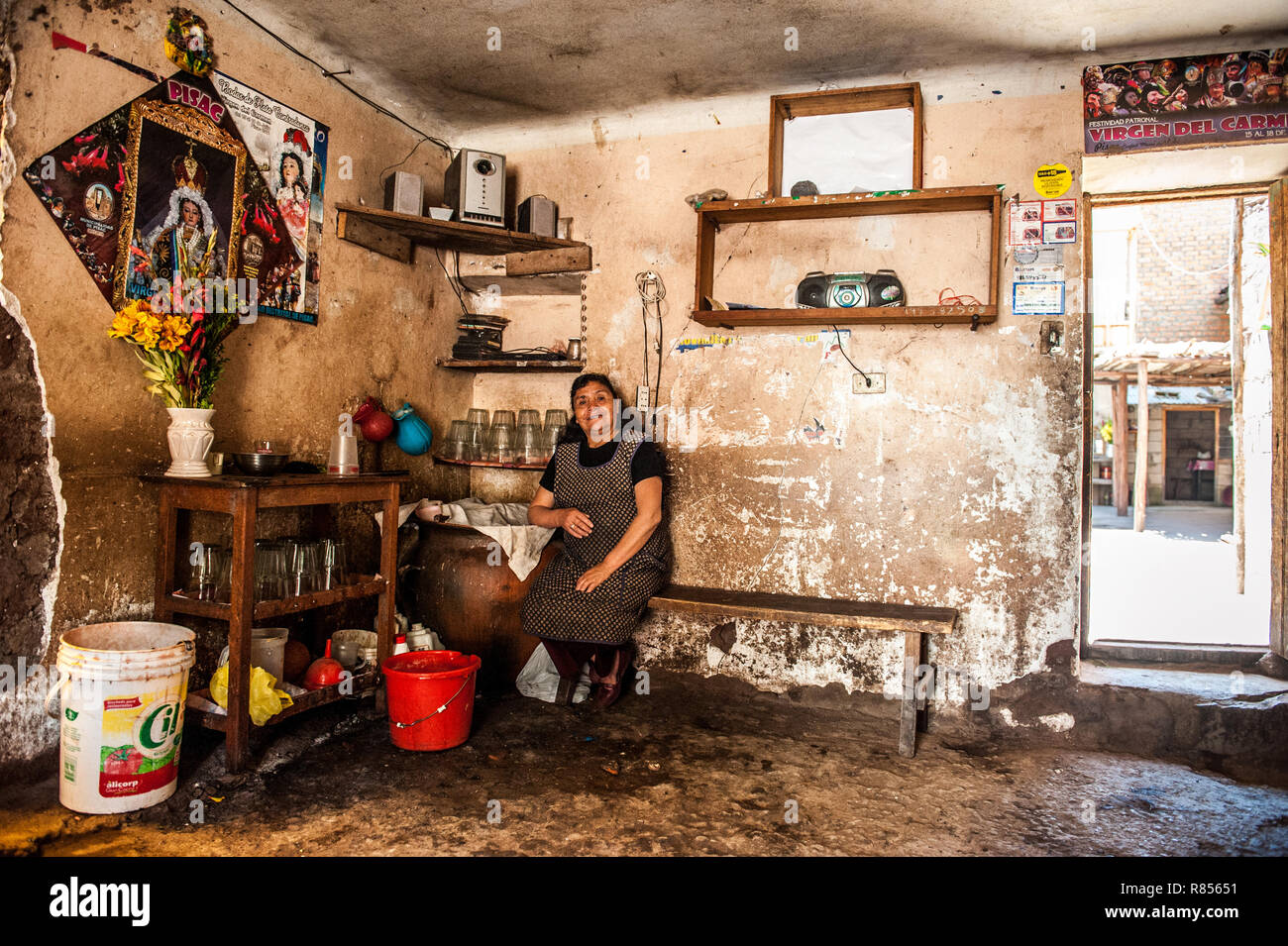 Les femmes préparent chicha à Chicheria est l'endroit dans la maison , dans la pièce inutilisée où les gens locaux boivent la bière Chicha- Inca rafraîchissante. Banque D'Images