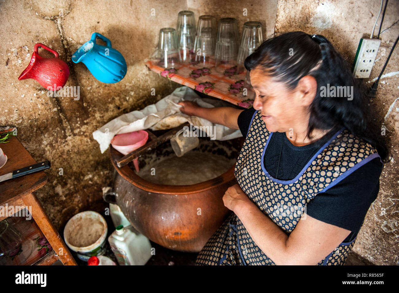 Les femmes préparent chicha à Chicheria est l'endroit dans la maison , dans la pièce inutilisée où les gens locaux boivent la bière Chicha- Inca rafraîchissante. Banque D'Images