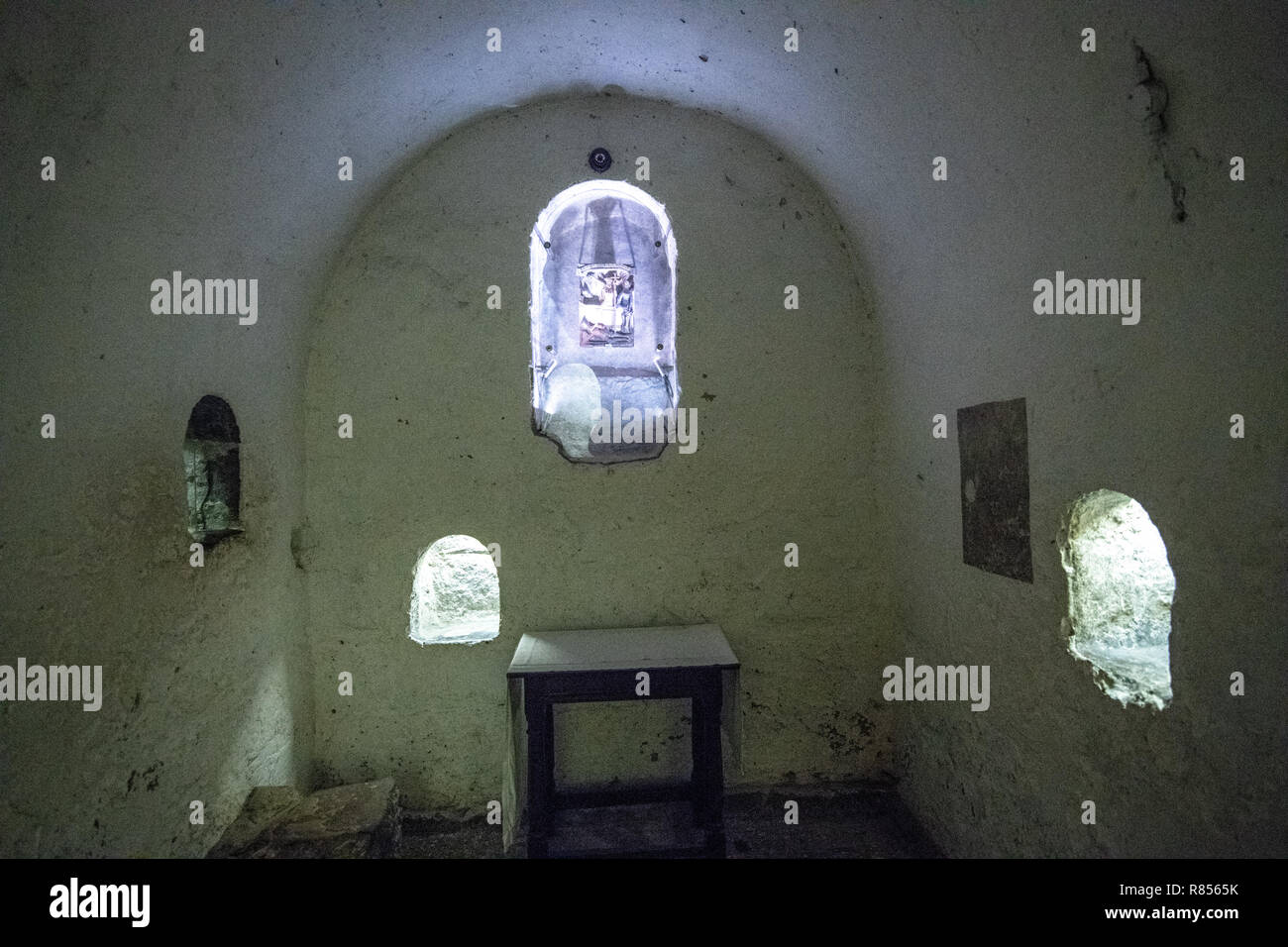 Une petite pièce sombre et mystérieux est titulaire d'un autel, avec un monument religieux, Ripon, Yorkshire, UK. Banque D'Images