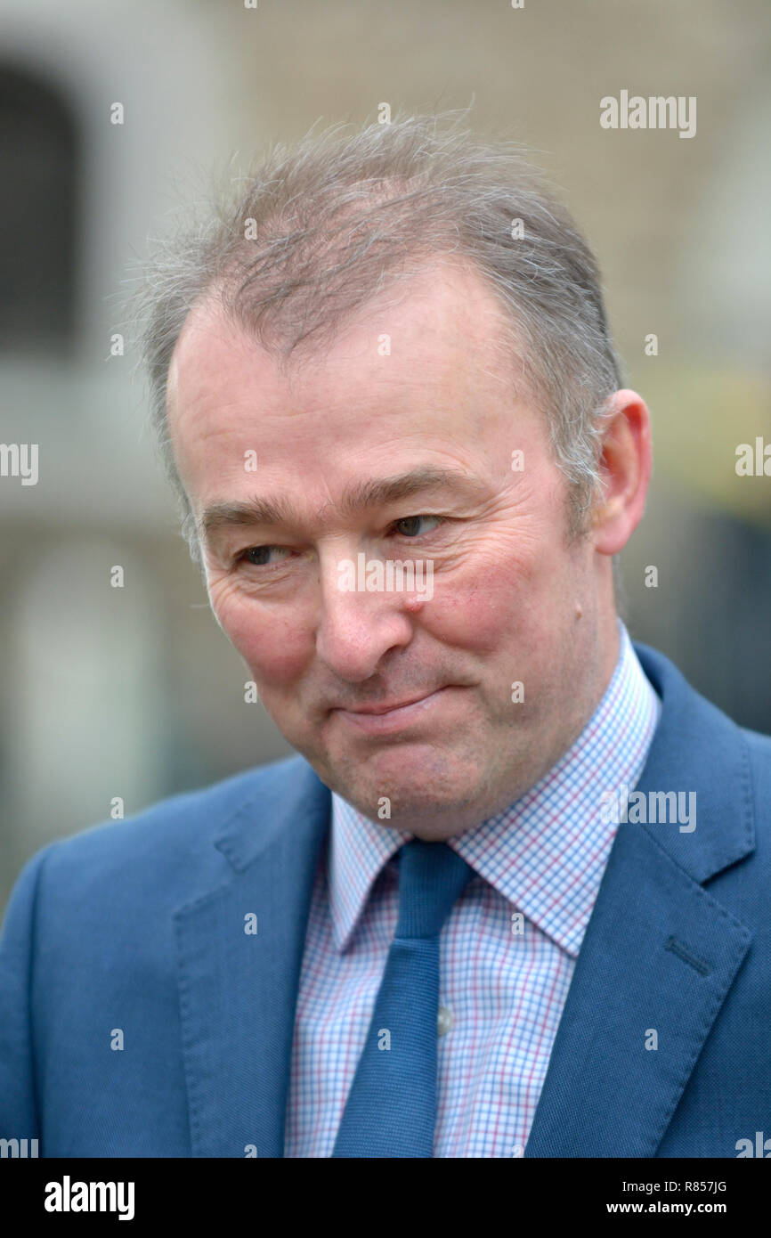 Simon Hart, député (Con : Carmarthen ouest) sur College Green, Westminster, pour discuter le vote de confiance à Theresa May's leadership du Parti conservateur Banque D'Images