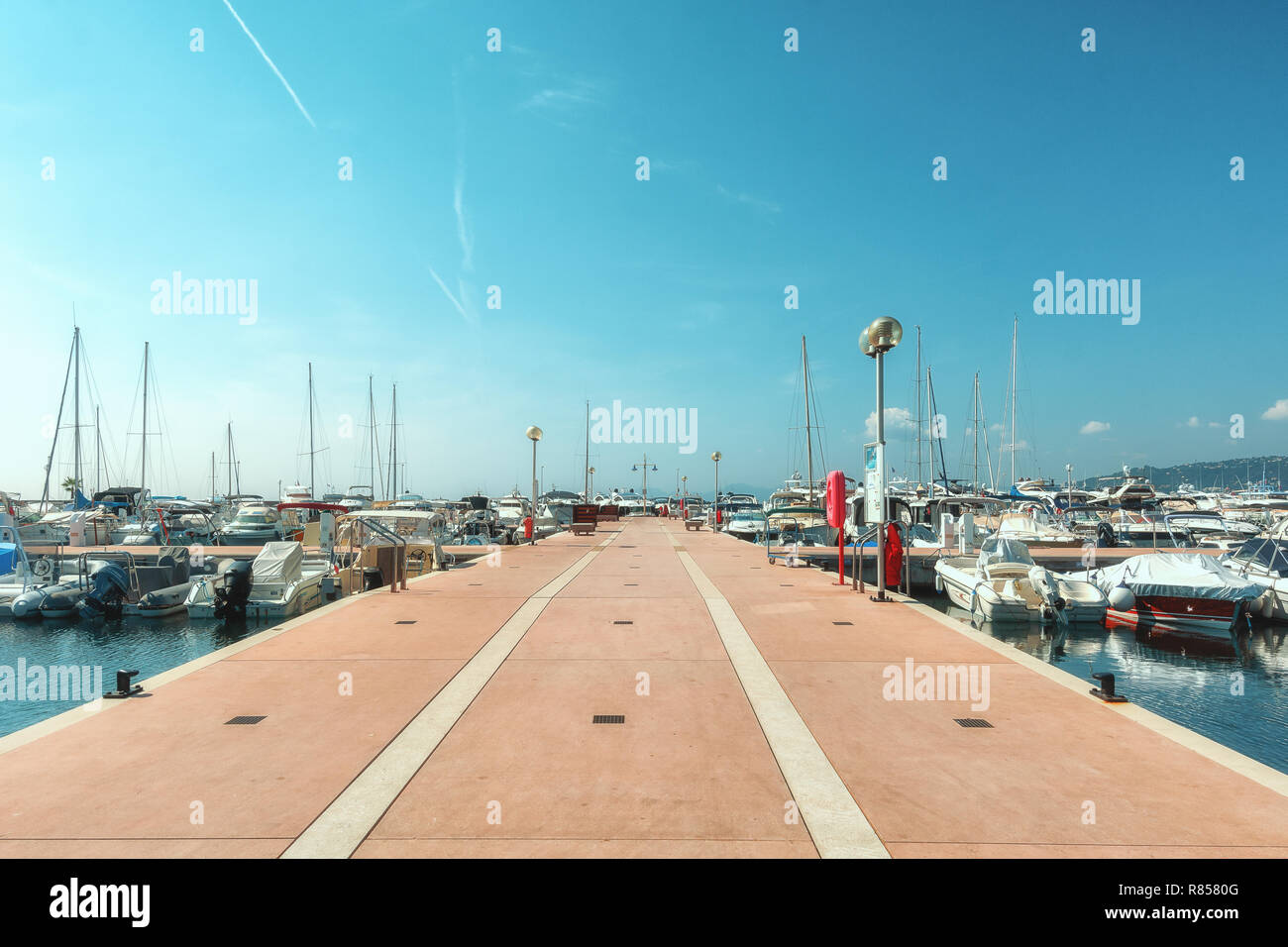 Juan-les-Pins, France, Septembre 19, 2018 : Le port de la plage resort Juan-les-Pins sur la Côte d'Azur en France Banque D'Images