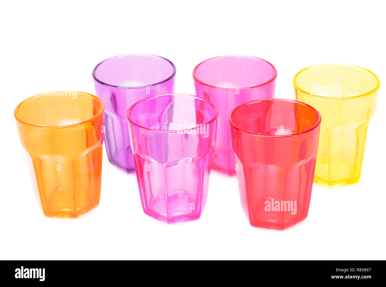 Verres en plastique colorés isolé sur fond blanc. Banque D'Images