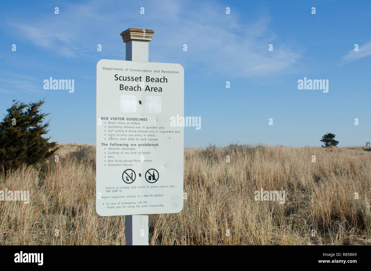 Scusset Beach de Sagamore, Bourne Cape Cod, Massachusetts, USA signe et lignes directrices visiteur règles affichées par les dunes de sable avec de l'herbe Banque D'Images