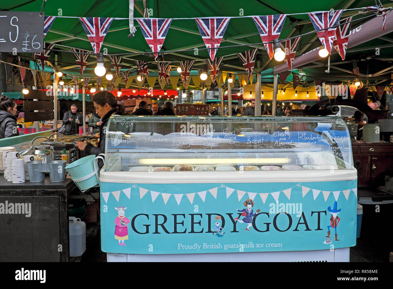 Borough Market food signe chèvre gourmande glace au lait de chèvre, les unités de réfrigération et de travailleur avec Union Jack London England UK bunting KATHY DEWIT Banque D'Images