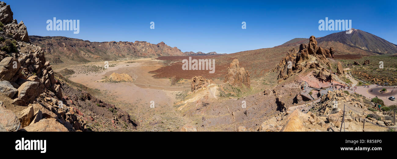 Vue panoramique sur les champs de lave de la caldera de Las Canadas et formations rocheuses de Roques de Garcia. Dans l'arrière-plan est le volcan du Teide. Avis de th Banque D'Images