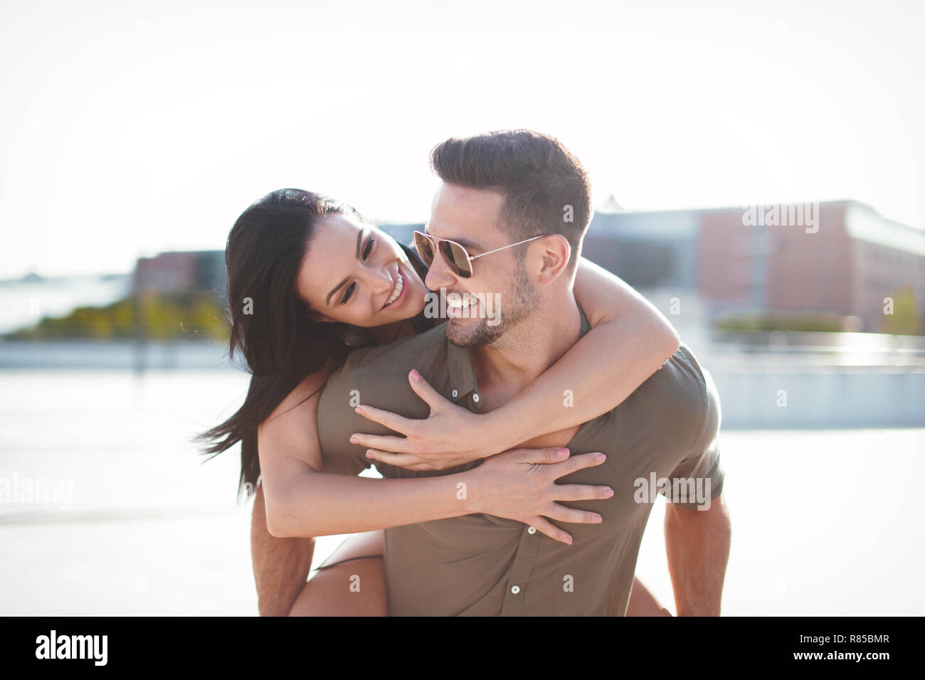 Young caucasian couple branché à l'extérieur de ferroutage, le bonheur Banque D'Images